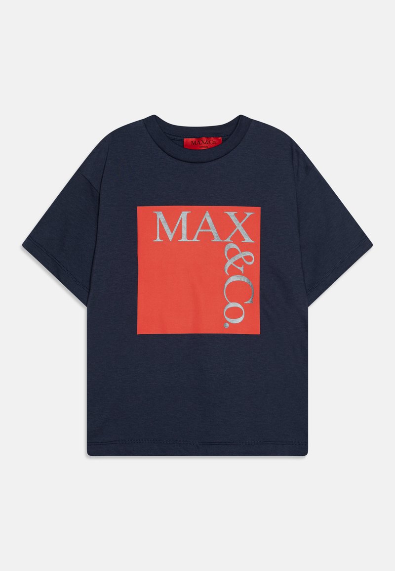 Jūrinės mėlynos spalvos trumpomis rankovėmis marškinėliai su koralinės spalvos kvadrato grafika, kurioje užrašyta "MAX & Co." sidabrinės spalvos rašalu. Minkšta medžiaga, apvali iškirptė, laisvas siluetas.