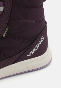 Fialová zateplená obuv s textúrovaným povrchom, vybavená bielym logom "VIKING", štítkom GORE-TEX a kontrastnou podrážkou.