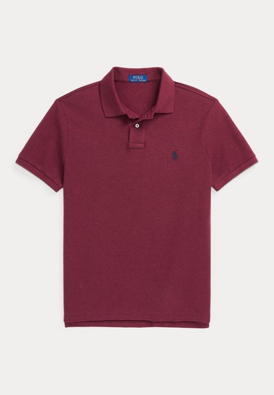 Burgundia värvi puuvillane polo särk, millel on klassikaline krae, kahe nupuga klapp ja väike tumesinine logo rinnal.