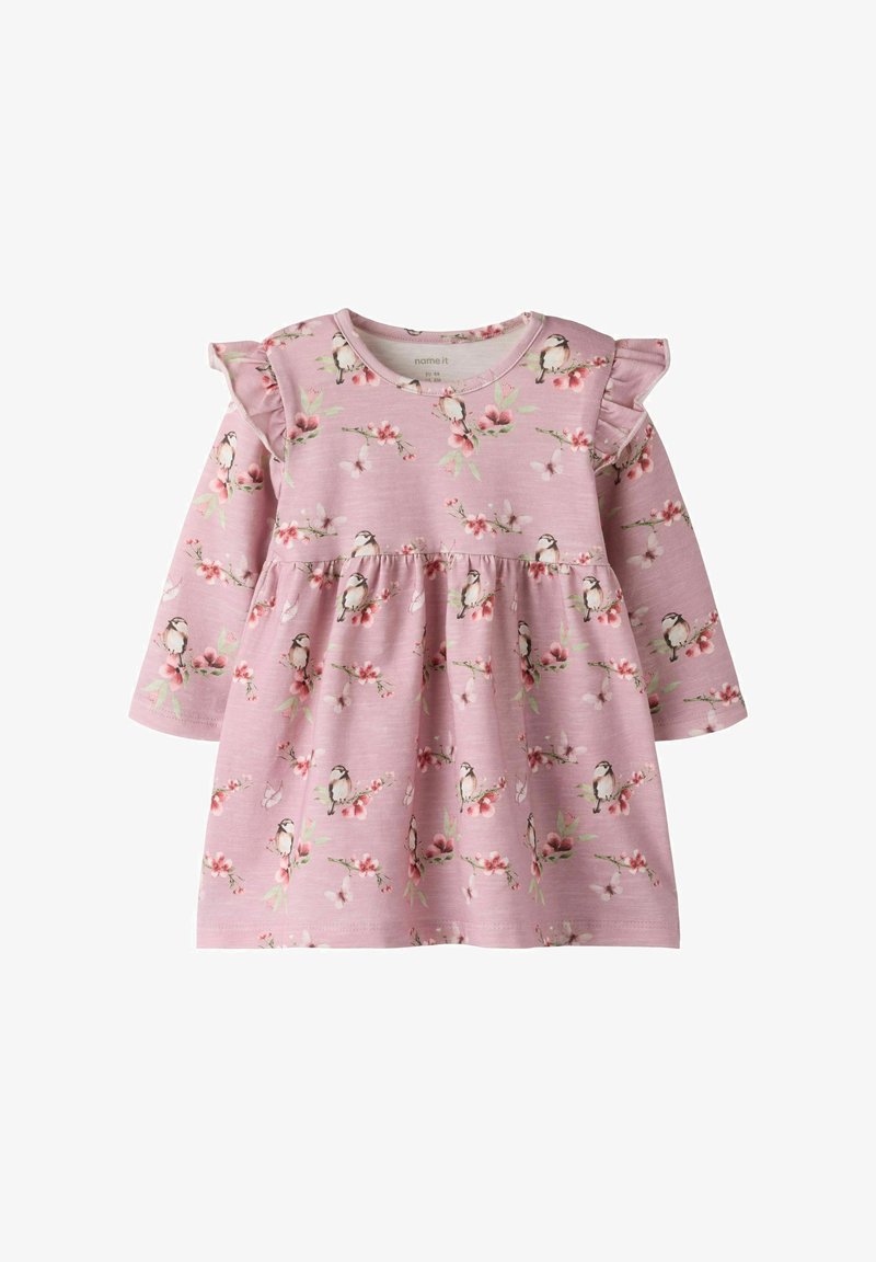 Robe bébé rose à manches longues avec détails à volants sur les épaules et motif imprimé d'oiseaux et de fleurs de cerisier.