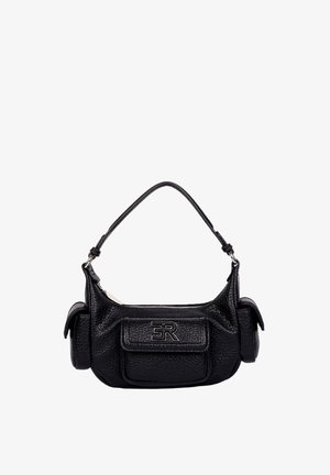 Borsa a mano in pelle nera con texture, dotata di una tracolla singola, tasca frontale con patta caratterizzata dal logo "ER" in rilievo e due tasche laterali con patte.