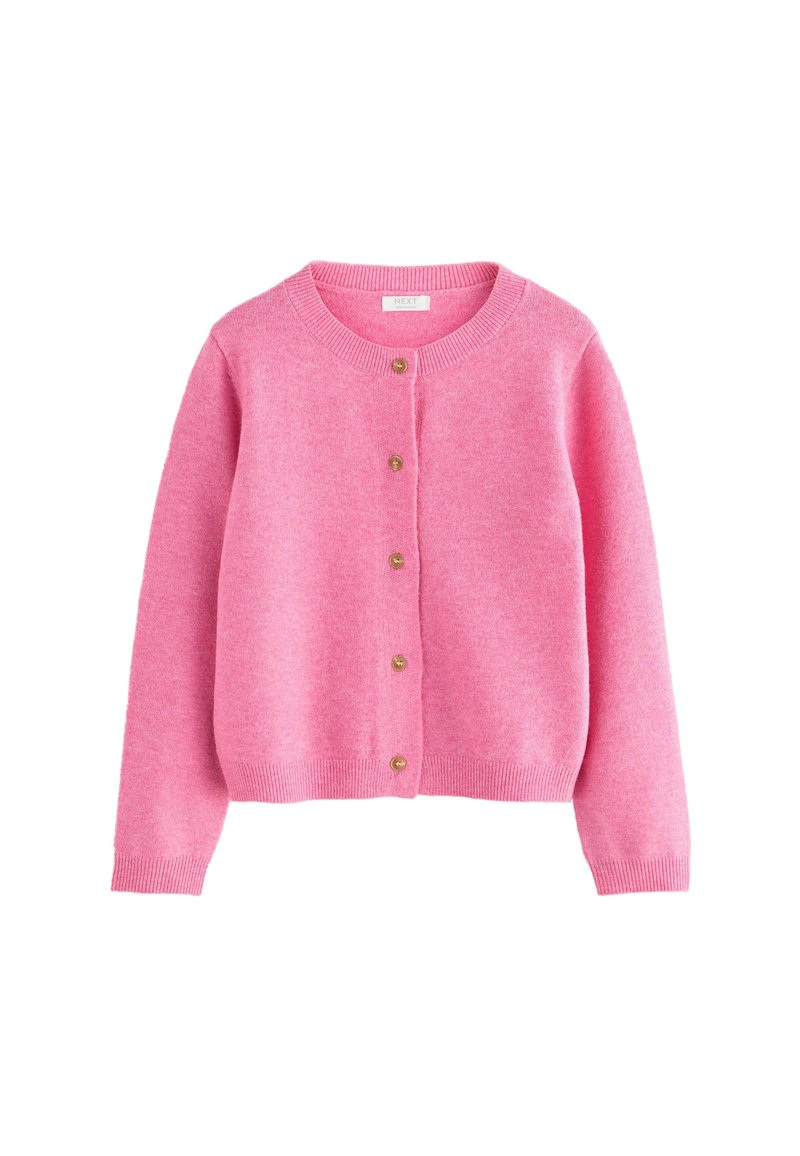 Rosa Strickjacke aus weichem Stoff, mit rundem Ausschnitt, langen Ärmeln und vorderer Knopfleiste mit goldfarbenen Knöpfen.