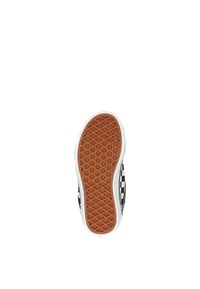 Scarpa slip-on a scacchi bianco e nero con suola in gomma, che mette in evidenza un motivo di grip texturizzato arancione e dettagli laterali bianchi.