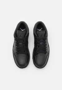 Sneakers in pelle nera con finitura liscia, punta rotonda, dettagli perforati, lacci neri e un logo discreto sulla linguetta.