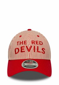 Rote Baseballmütze mit gestreiftem beigem Design und erhobener Stickerei mit der Aufschrift "DIE ROTEN TEUFEL". Verfügt über einen gebogenen Schirm und einen verstellbaren Riemen.