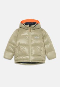 Giacca imbottita verde oliva con fodera arancione nel cappuccio. Presenta una chiusura zip frontale, due tasche laterali e un logo sul petto.