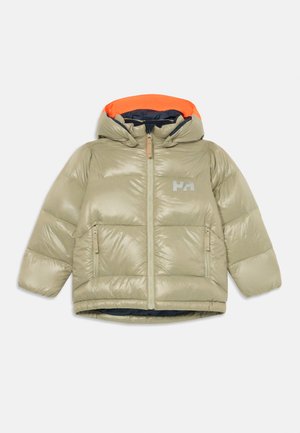 Grüne gepolsterte Jacke mit einer orangefarbenen Kapuzenfutter. Sie verfügt über einen Frontreißverschluss, zwei Seitentaschen und ein Logo auf der Brust.