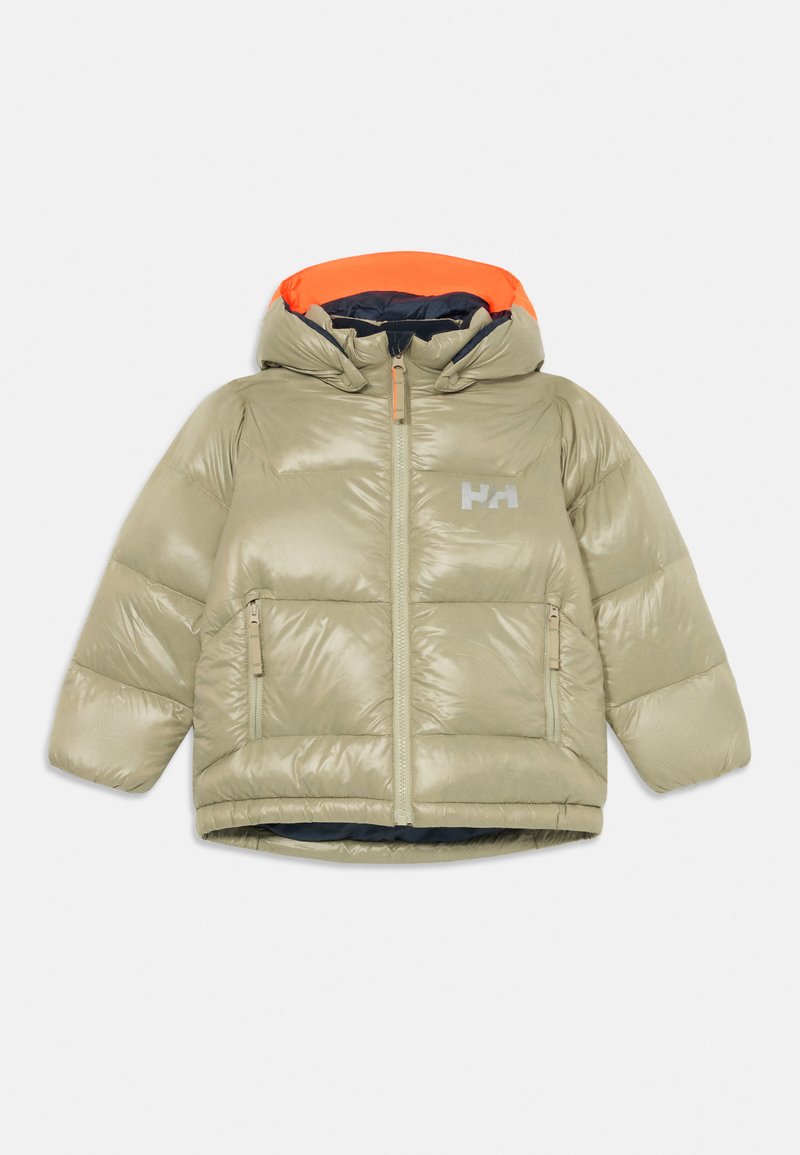 Giacca imbottita verde oliva con fodera arancione nel cappuccio. Presenta una chiusura zip frontale, due tasche laterali e un logo sul petto.