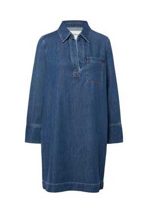 Blaues Denim-Kleid mit langen Ärmeln, Hemdkragen, V-förmiger Vorderöffnung und einer einzelnen Brusttasche auf der linken Seite.