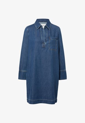 Blaues Denim-Kleid mit langen Ärmeln, Hemdkragen, V-förmiger Vorderöffnung und einer einzelnen Brusttasche auf der linken Seite.