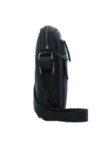 Borsa a tracolla nera in pelle con chiusura a zip, design piatto, tracolla regolabile e dettagli testurizzati su un lato.
