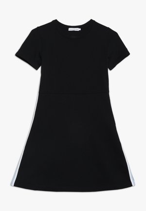Vestido negro de manga corta con escote redondo y franjas blancas a los lados, extendido sobre un fondo blanco.