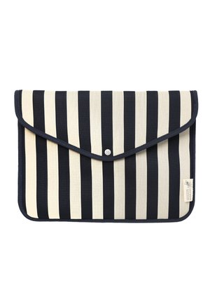 Pochette enveloppe rayée verticale en noir et blanc avec fermeture à bouton-pression et petite étiquette latérale sur fond blanc.
