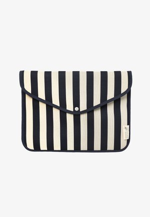 Fekete-fehér, függőlegesen csíkozott borítéktáska patentos záródással és egy kis oldalsó címkével, fehér háttéren.