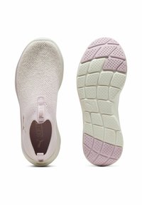 Baskets slip-on roses claires avec dessus en maille, semelle intérieure rembourrée et semelle en caoutchouc dotée d'un motif de grip texturé et d'un détail de logo.