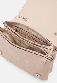 Borsa a mano in pelle rosa chiaro con due scomparti con zip, dettagli in metallo dorato e decorazioni in rilievo all'esterno.