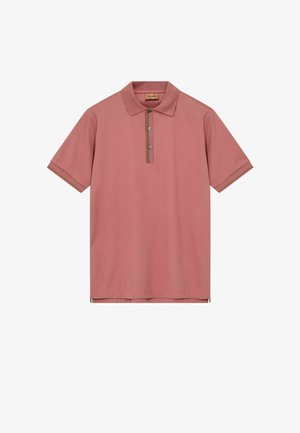 Polo de manga corta color rosa empolvado con cuello, tapeta de dos botones y ribete marrón en los bordes de las mangas y la línea de botones.