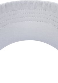 Fehér pamut sapka kerek peremmel, látható varrásokkal és sima felülettel. Minimalista dizájn, további díszítések nélkül.