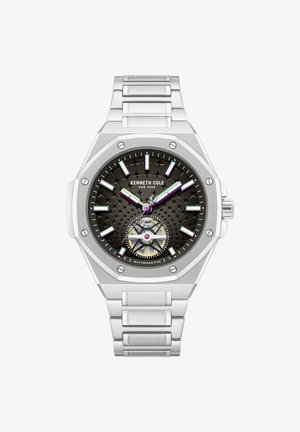 Stříbrné náramkové hodinky Kenneth Cole z nerezové oceli s černým texturovaným ciferníkem, luminiscenčními ručičkami, indexy hodin a viditelným automatickým strojkem na 6. hodině.