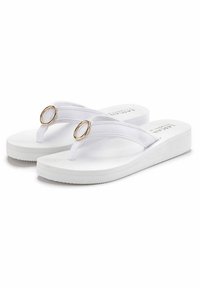 Witte slippers met een dikke zool, voorzien van een stoffen bandje versierd met twee gouden ringen aan de zijkant. Glad textuur en een minimalistisch ontwerp.