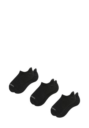 Czarne skarpetki do kostek wykonane z miękkiego materiału, o niskim kroju i gładkiej fakturze. Na zdjęciu trzy pary z minimalnym logo.