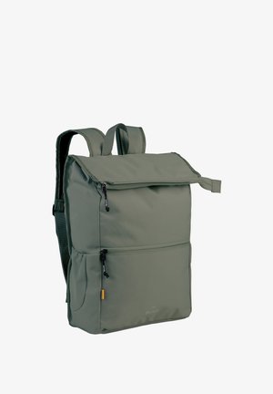Sac à dos en tissu vert avec un design à rabat supérieur, poches avant zippées, bretelles ajustables et une étiquette de logo. Texture lisse avec un matériau imperméable.
