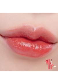 Colore per labbra lucido in una sfumatura che va dal corallo al rosa, texture liscia con una finitura brillante, accompagnato da un prodotto compatto per labbra nell'angolo.