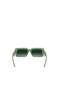 Occhiali da sole quadrati con montatura in plastica verde opaca, lenti sfumate verde scuro e steli sottili. Presentano un logo discreto sul lato.