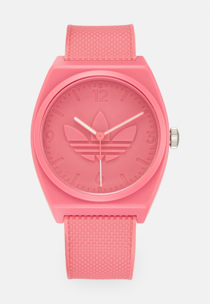 Roosa silikoonkell tekstuuriga rihmaga, ümmargune korpus ja reljeefne logo. Omab minimalistlikke tunni tähiseid ja sujuvat sekundinäidikut.