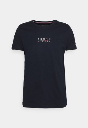 T-shirt bleu marine à manches courtes avec le logo "Tommy Hilfiger" centré sur la poitrine en lettres blanches et rouges.