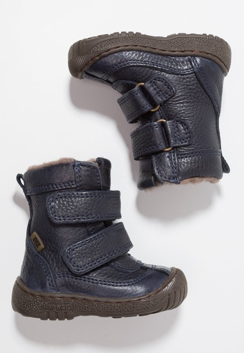 Bottes pour tout-petit en cuir bleu foncé texturé avec semelles en caoutchouc marron, double bride auto-agrippante, et doublure en polaire à l'intérieur.