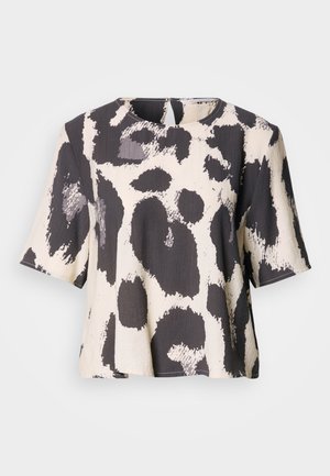 Schwarz-weißes Kurzarmoberteil mit einem texturierten, abstrakten Muster aus kräftigen Pinselstrichen und einem Rundhalsausschnitt.
