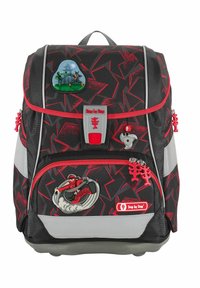 Zaino nero con un motivo geometrico rosso, dettagli rossi, pannelli laterali grigi e vari patch colorati che raffigurano personaggi e scene.