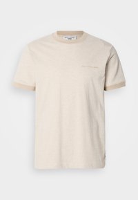 Beige bomuld t-shirt med korte ærmer, kontrasterende lysebrun krave og ærmekanter, med et subtilt logo foran.