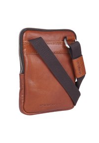 Borsa a tracolla in pelle marrone con apertura con zip, tracolla in tessuto e dettagli in rilievo. Texture liscia con tracolla scura a contrasto.