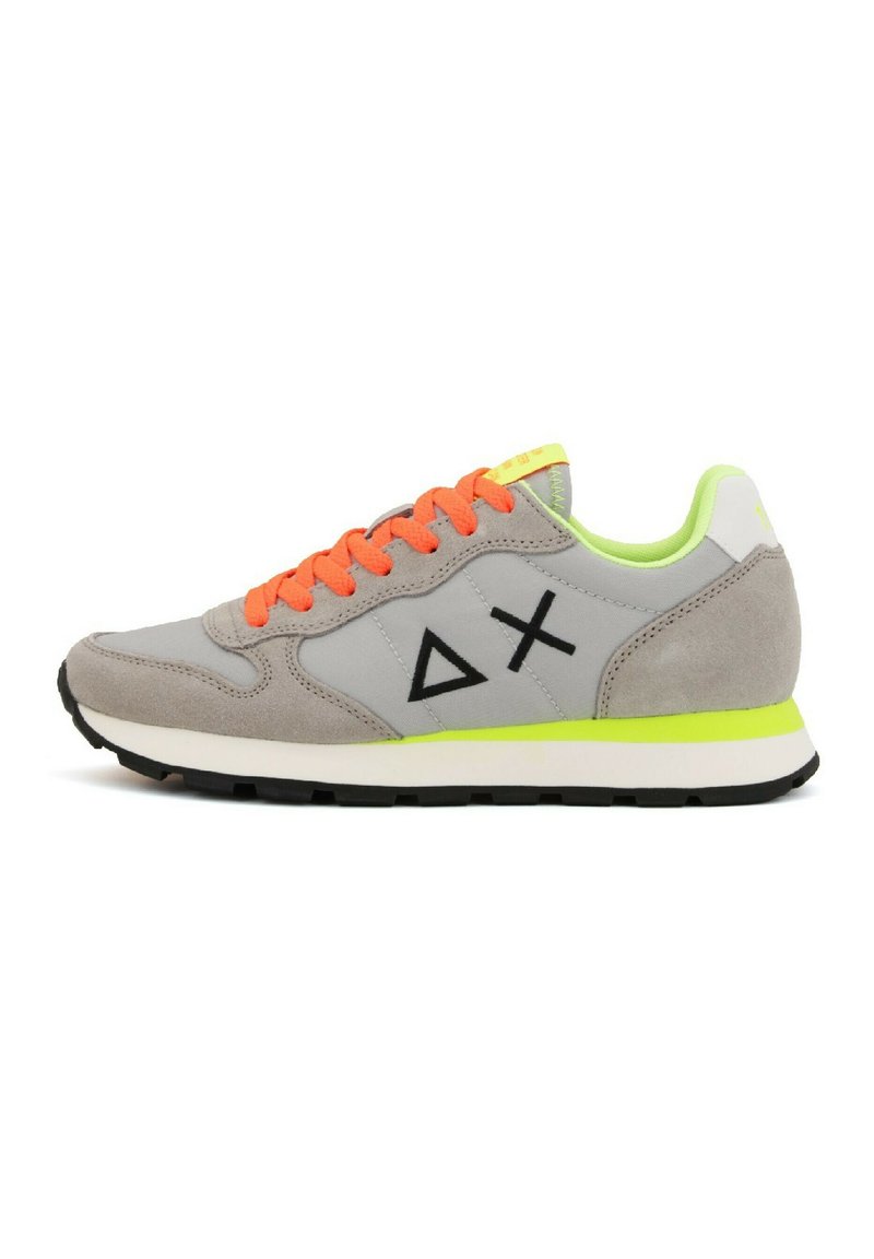 Sneaker in suede grigio con lacci arancioni, logo nero e dettagli in verde neon. Presentano una suola intermedia bianca e una suola esterna in gomma nera.