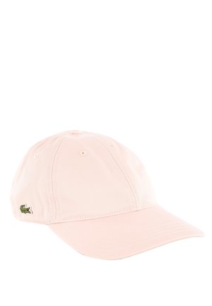 Gorra de béisbol rosa claro con visera curvada y pequeño logo de cocodrilo verde en el lateral sobre fondo blanco.