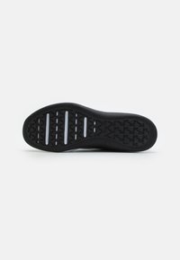 Suela de zapato negra con un patrón texturizado, que presenta surcos y crestas para mayor tracción, hecha de material de goma con un acabado suave.