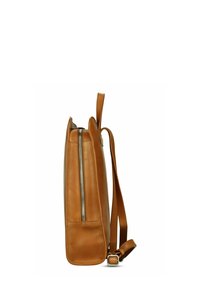 Sac à dos en cuir marron, forme rectangulaire, fermeture éclair verticale d'un côté, bandoulière ajustable, texture lisse, peu de matériel, sans motifs.