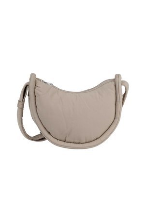 Hellbeige halbmondförmige gepolsterte Schultertasche mit verstellbarem Riemen und oberem Reißverschluss, isoliert auf weißem Hintergrund.
