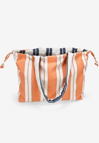 Bolsa de tela a rayas en naranja y blanco con detalles en azul marino, que cuenta con un cierre de cordón y dos asas cortas. Superficie texturizada.