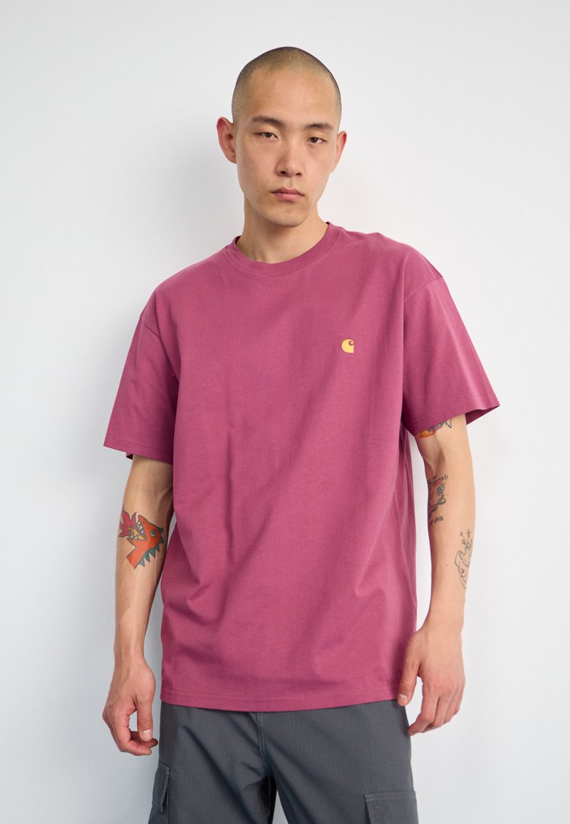 Carhartt WIP CHASE - Basic T-shirt - dusty fuchsia/gold