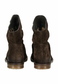Bruine suède enkellaarsjes met een gestructureerde afwerking, voorzien van een slouch-ontwerp en een gestapelde hak. De binnenkant heeft een gestreept patroon.