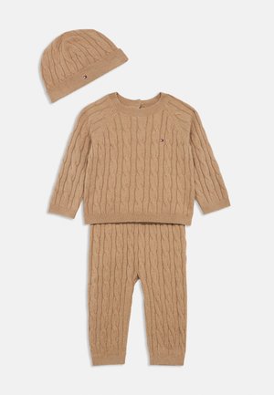 CABLE GIFT BOX SET UNISEX - Megzta kepurė - malted milk heather