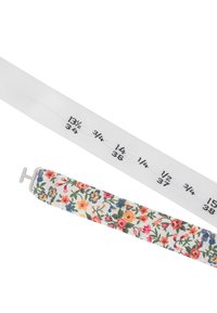 Blumiger Maßband mit weißen Hintergrund, der lebendige Blumenmuster zeigt, sowie einem silbernen Metallende für eine einfache Handhabung.