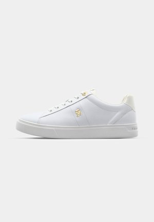 Weißer Sneaker aus glattem Synthetikmaterial, mit goldenen Akzenten, Schnürung und strukturiertem Gummisohle. Schlichtes Design mit minimalistischem Stil.