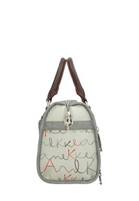 Borsa in pelle grigia con motivi testuali rossi e neri, cerniera argentata e manici marroni. Forma compatta e rettangolare con dettagli di cucitura.