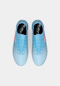 Pár modrých športových topánok so šnúrkami, s ružovými logami na stranách a čiernymi vložkami označenými "LOTTO Profesionálne použitie", zobrazený zhora na bielej pozadí.