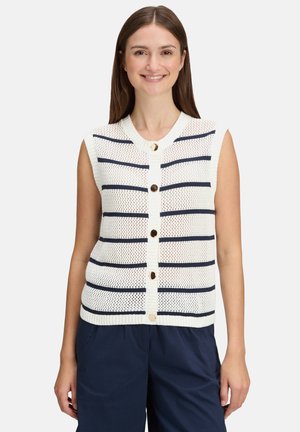 Hvid strikket vest med marineblå vandrette striber, rund halsudskæring, ærmeløs design og stor knaplukning foran.
