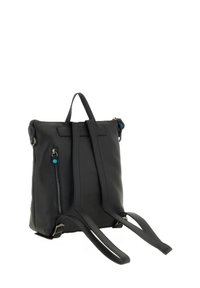 Zaino in pelle nera con finitura texturizzata, dotato di spallacci regolabili, manico superiore e tasca laterale con zip con un accento blu.